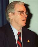 Nhà môi giá»›i cổ phiếu Bill O’Neil. Ảnh: nasa.