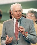 Sam Walton - ngÆ°á»i s&aacute;ng láºp Táºp Ä‘o&agrave;n b&aacute;n láº» Wal-Mart. áº¢nh: Ho&agrave;ng H&agrave;.